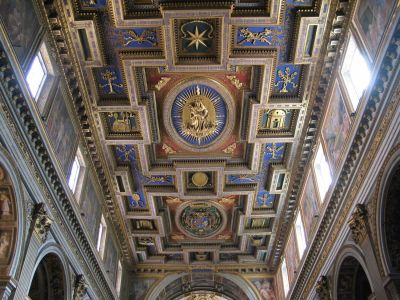 Soffitto ligneo
dell’architetto Carlo Lambardi e al pittore Giovanni Battista Ricci, costruito negli anni 1592-1594. Le raffigurazioni di temi scritturistici e liturgici nei lacunari esaltano l’Immacolata Concezione della Vergine Maria.
