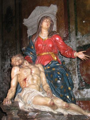La Pietà
scultura lignea eseguita nell’Anno Santo 1700, facente parte di una grande “macchina processionale”, tradizionalmente attribuita alla scuola berniniana
